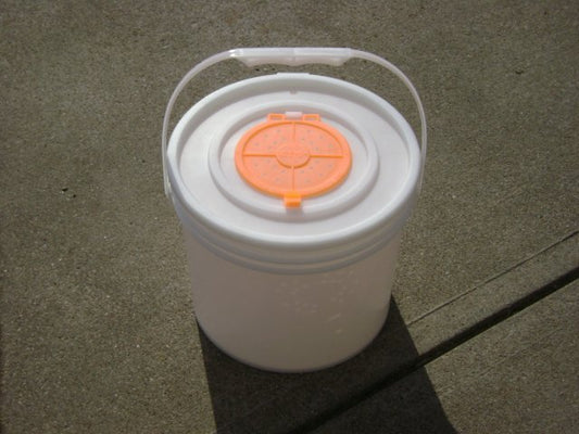 Challenge 3 1/2 Gal Bucket with Lid - MarineQuest Supply